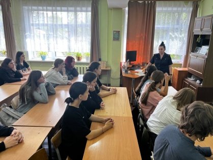 Сотрудники регионального следственного управления провели лекции с учащимися старших образовательных учреждений города Пскова